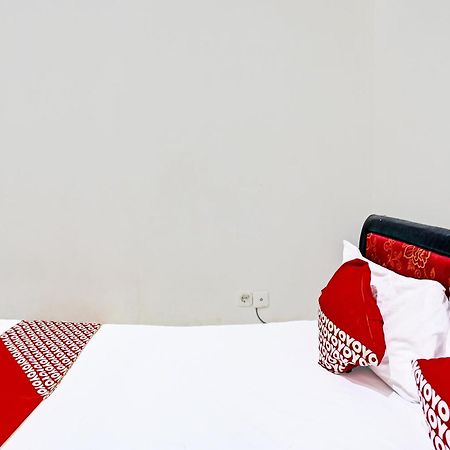 Oyo Life 92190 Arya Guest House Tulungagung Buitenkant foto