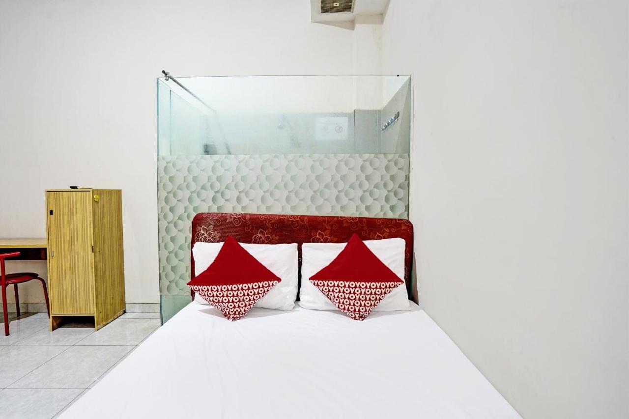 Oyo Life 92190 Arya Guest House Tulungagung Buitenkant foto
