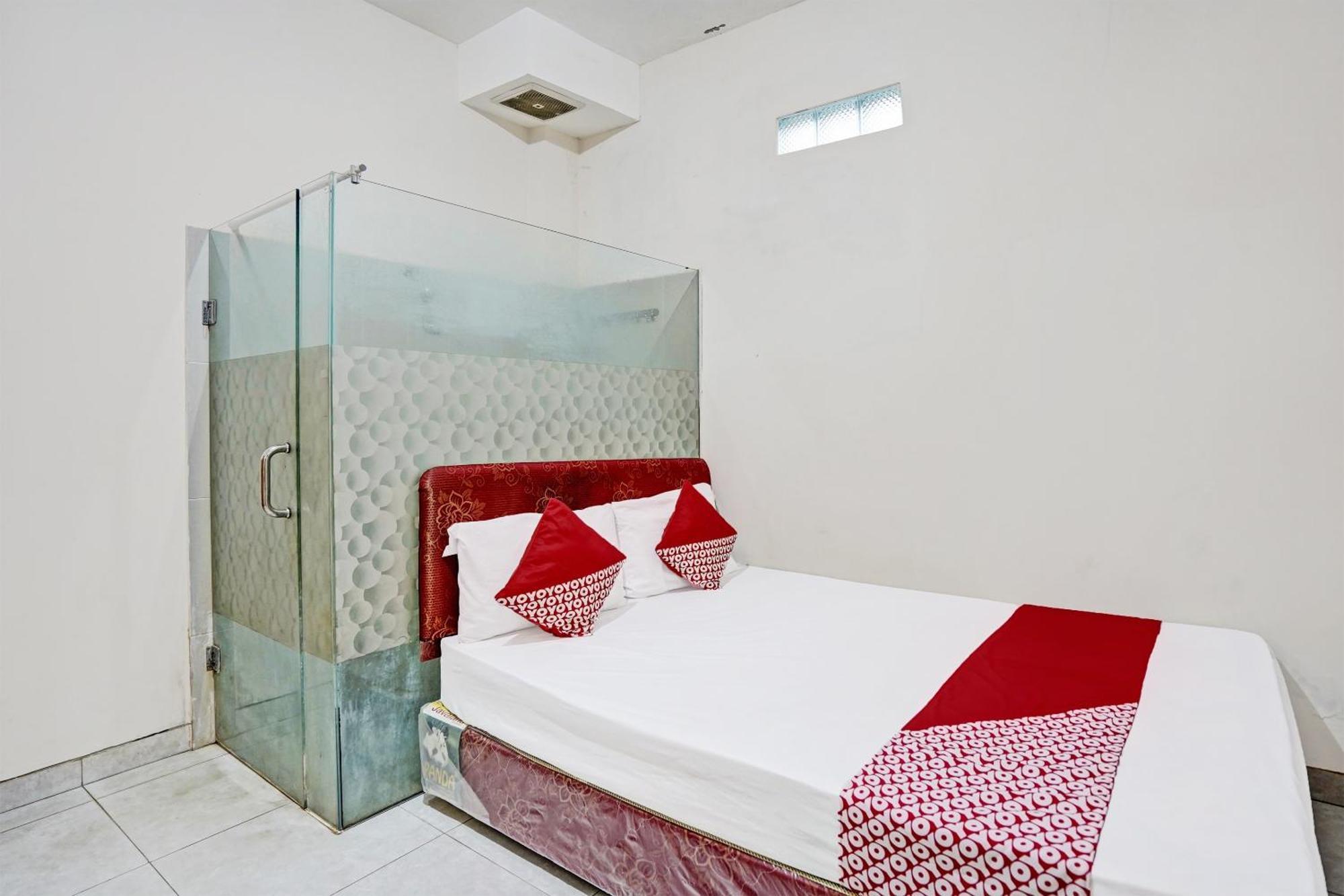 Oyo Life 92190 Arya Guest House Tulungagung Buitenkant foto