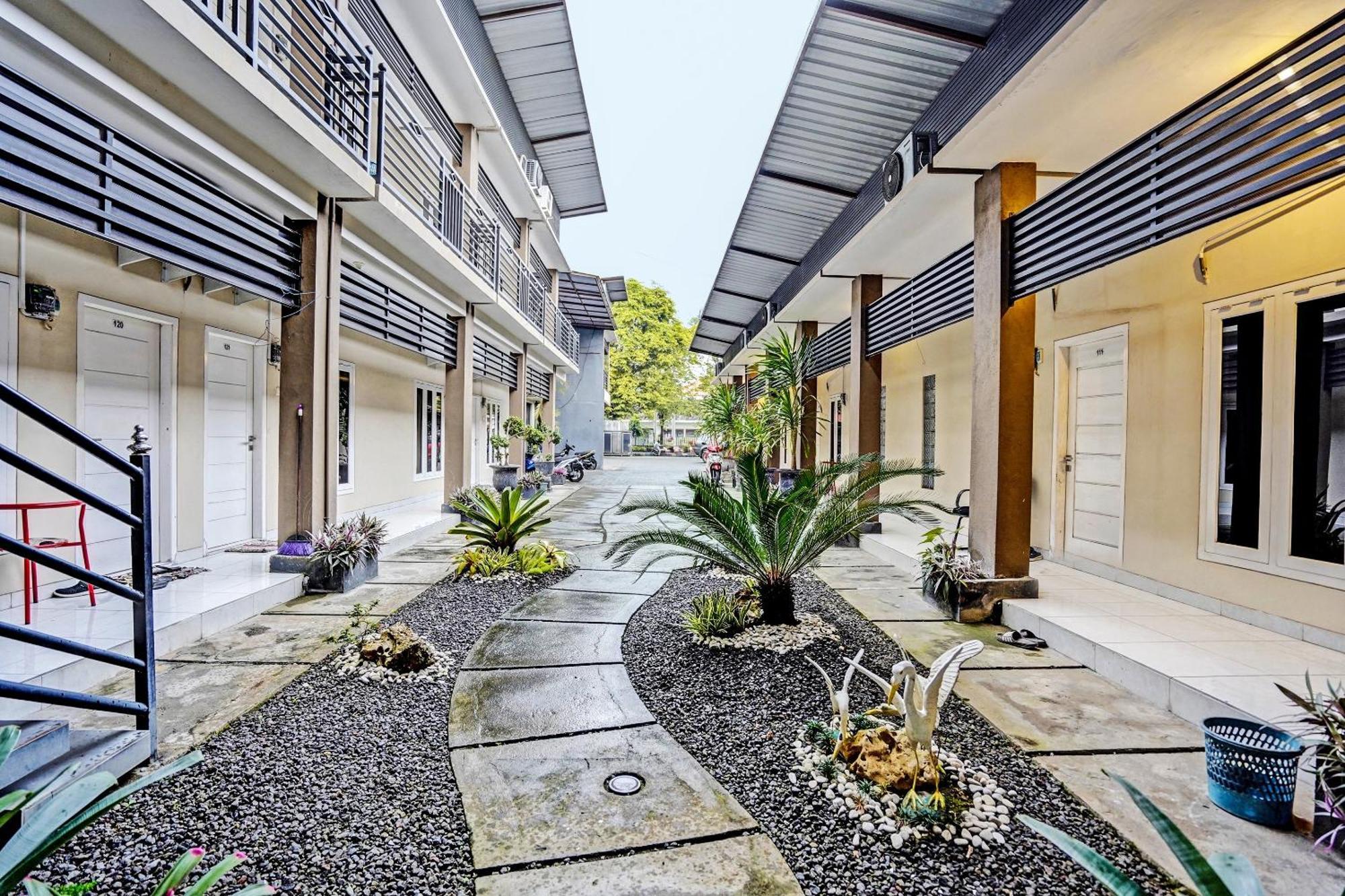 Oyo Life 92190 Arya Guest House Tulungagung Buitenkant foto