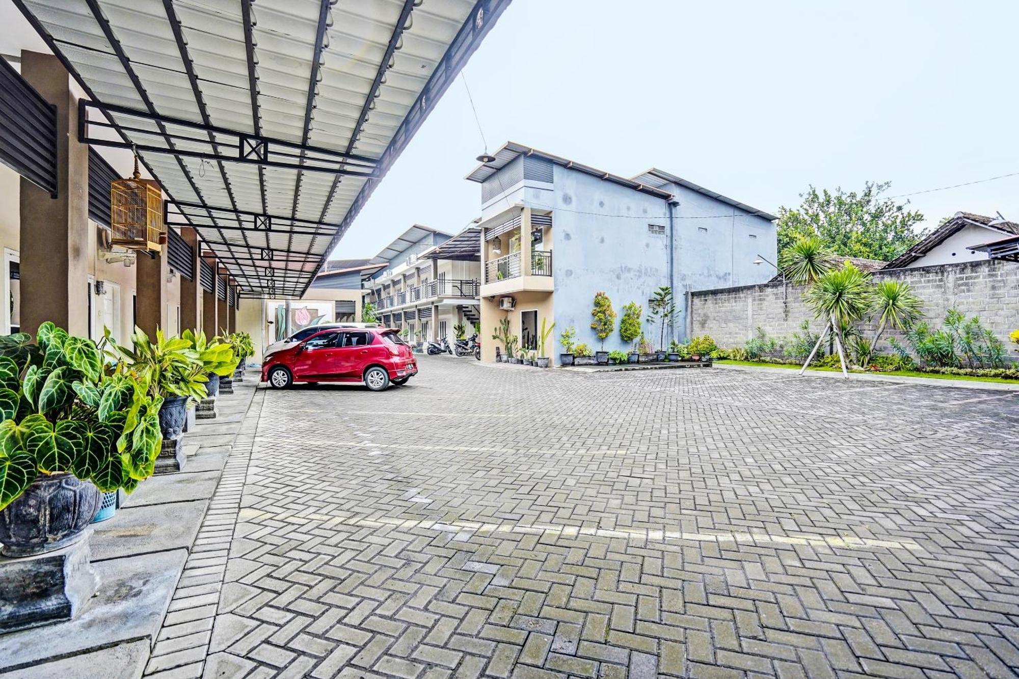 Oyo Life 92190 Arya Guest House Tulungagung Buitenkant foto
