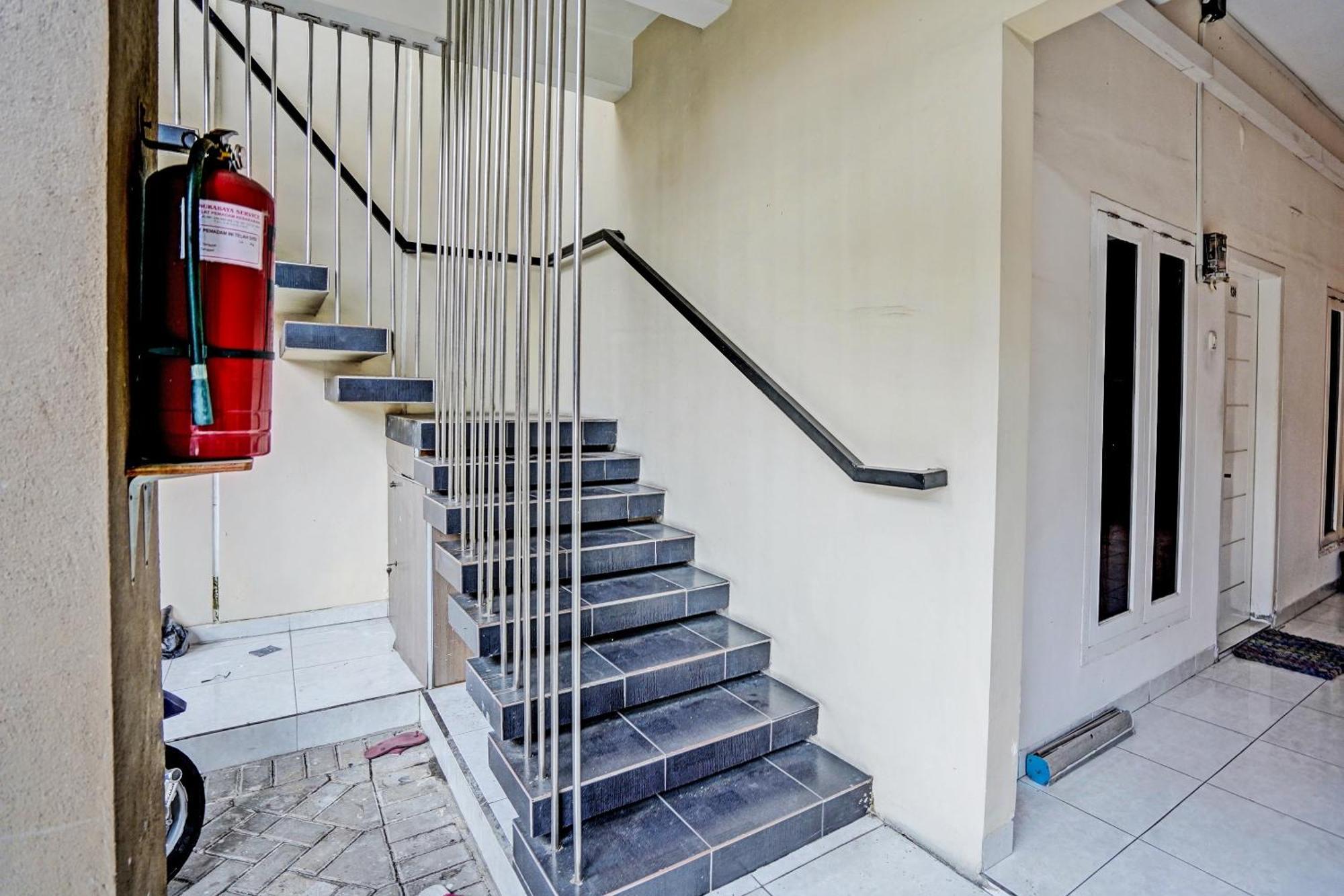 Oyo Life 92190 Arya Guest House Tulungagung Buitenkant foto