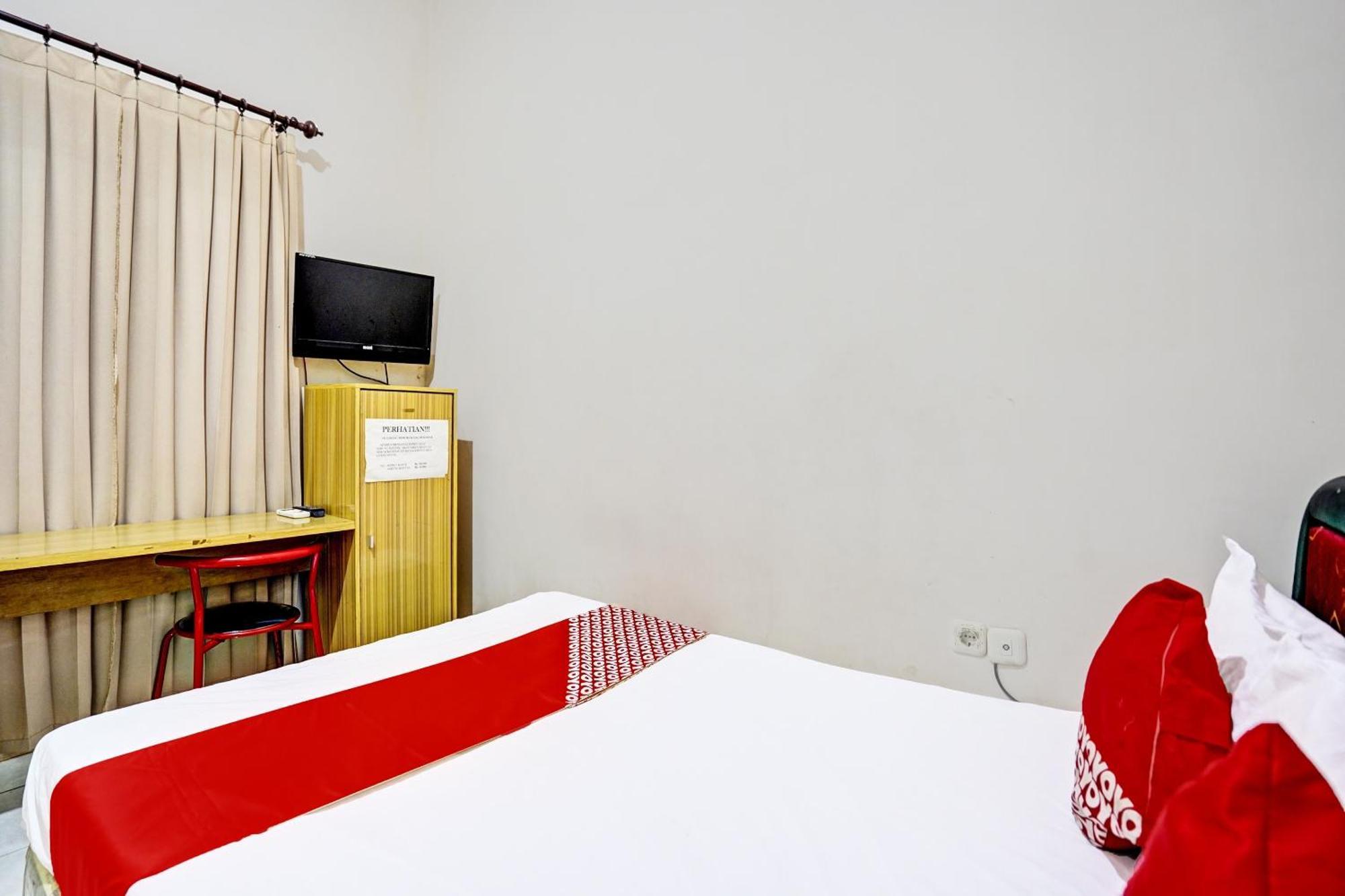 Oyo Life 92190 Arya Guest House Tulungagung Buitenkant foto