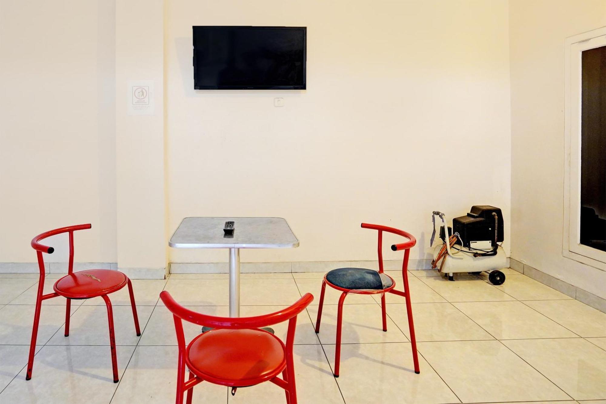 Oyo Life 92190 Arya Guest House Tulungagung Buitenkant foto