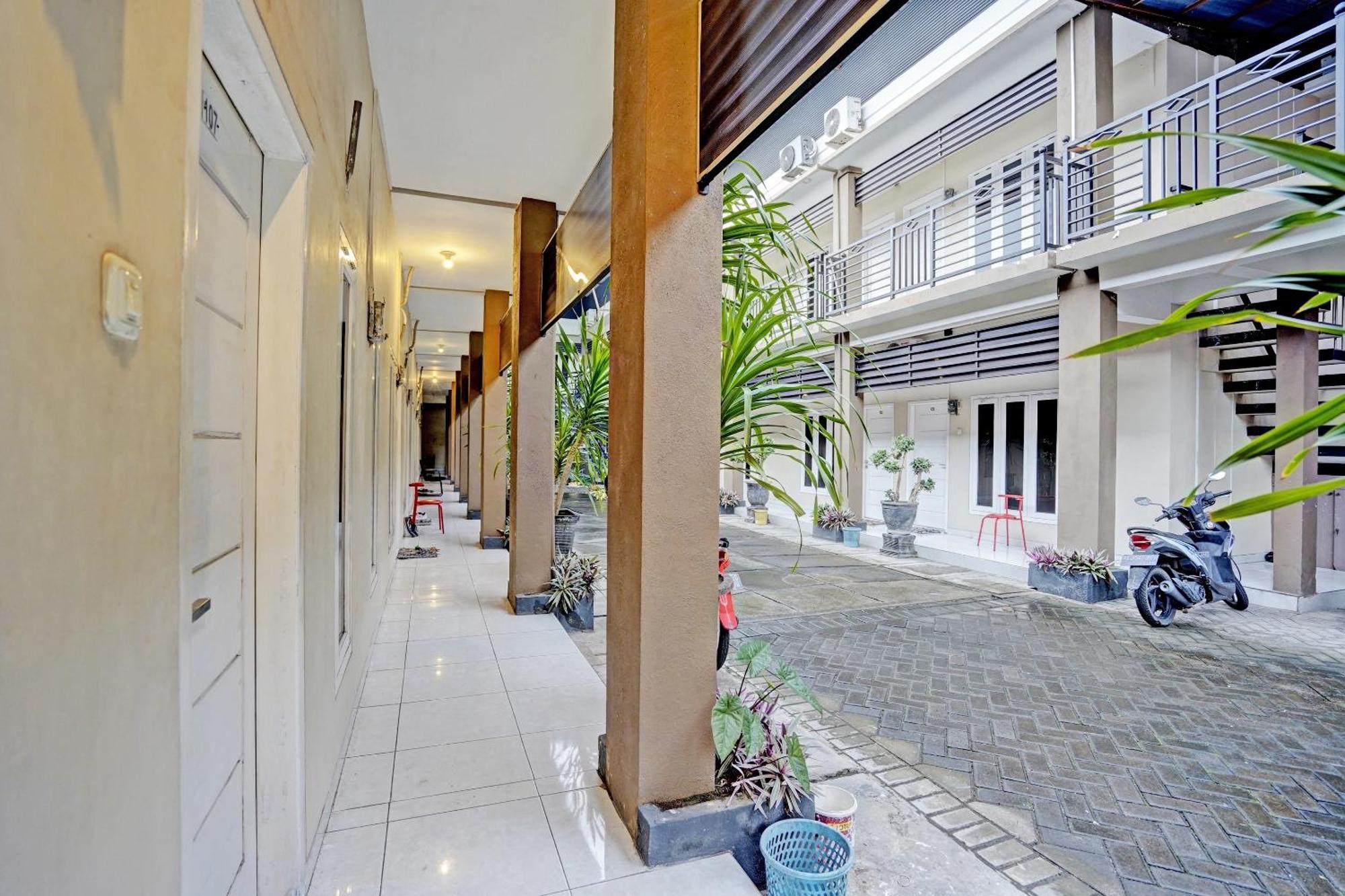 Oyo Life 92190 Arya Guest House Tulungagung Buitenkant foto