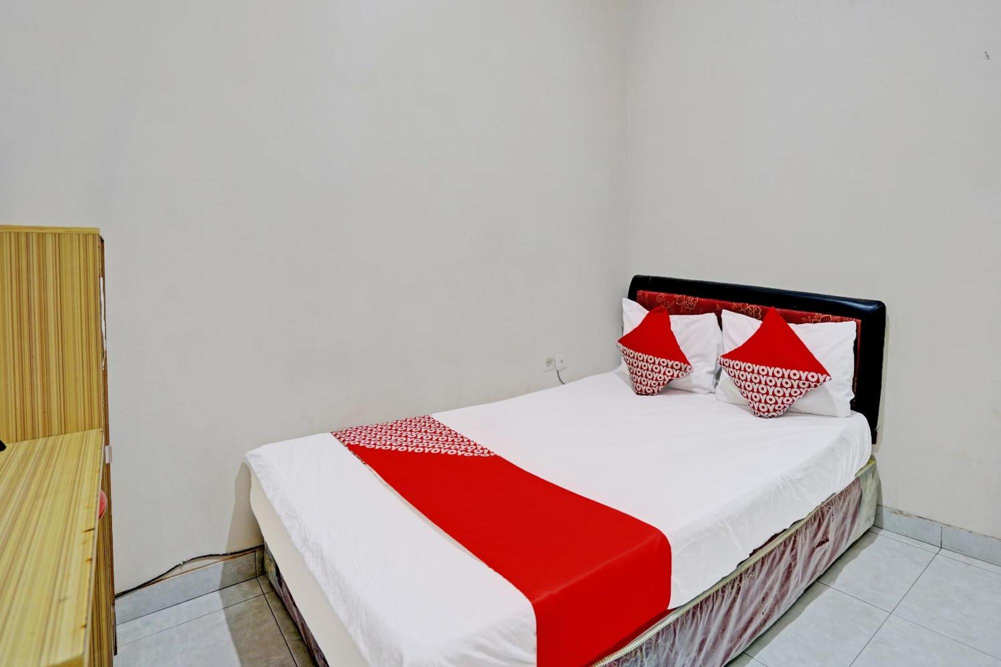 Oyo Life 92190 Arya Guest House Tulungagung Buitenkant foto