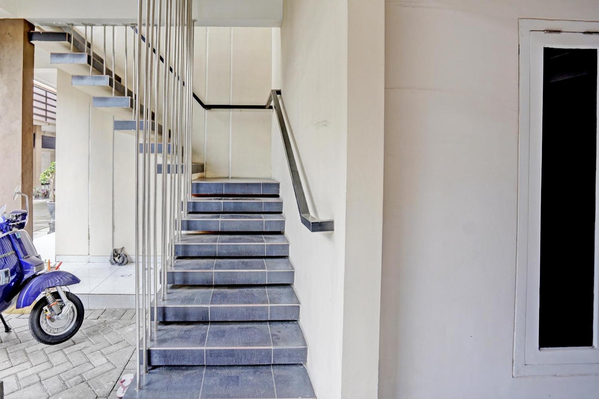 Oyo Life 92190 Arya Guest House Tulungagung Buitenkant foto
