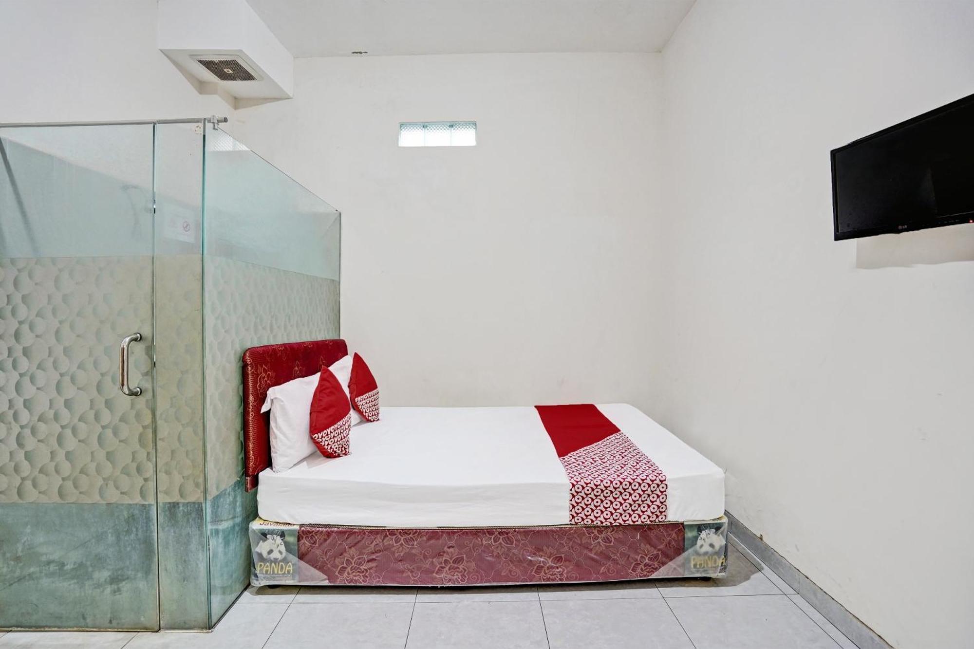 Oyo Life 92190 Arya Guest House Tulungagung Buitenkant foto