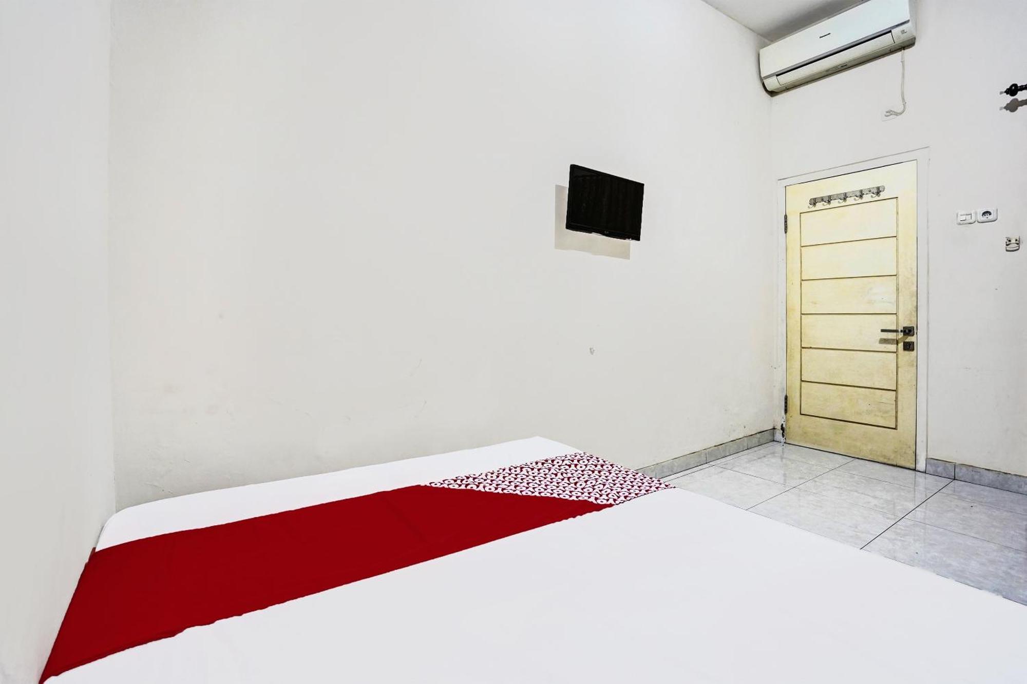 Oyo Life 92190 Arya Guest House Tulungagung Buitenkant foto