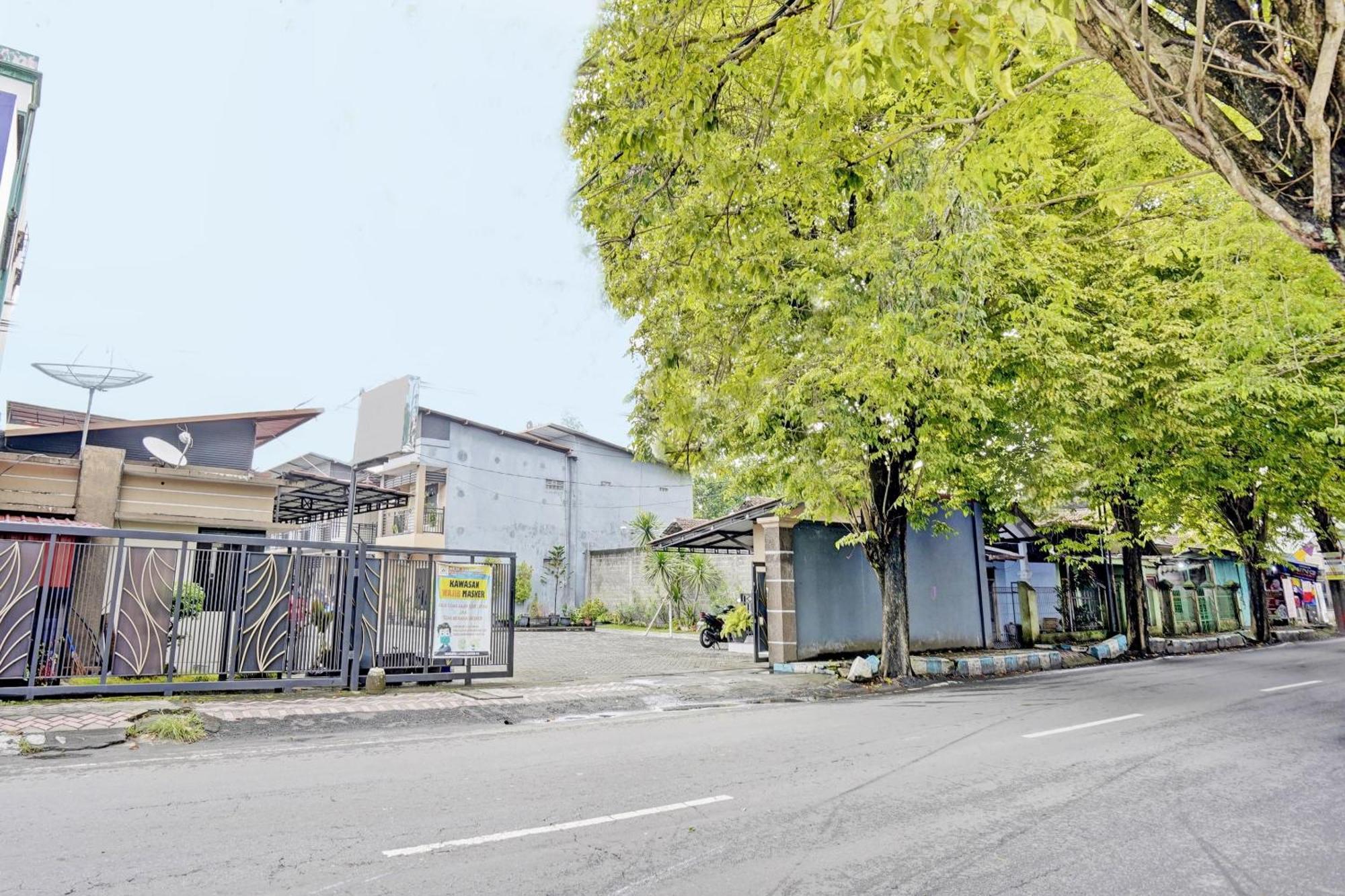 Oyo Life 92190 Arya Guest House Tulungagung Buitenkant foto