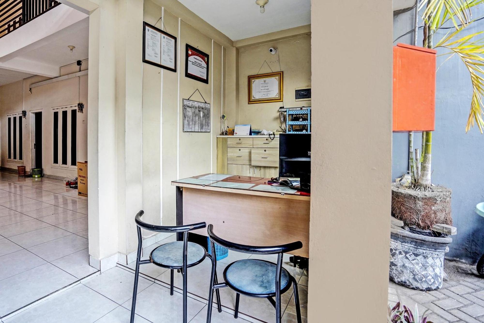 Oyo Life 92190 Arya Guest House Tulungagung Buitenkant foto
