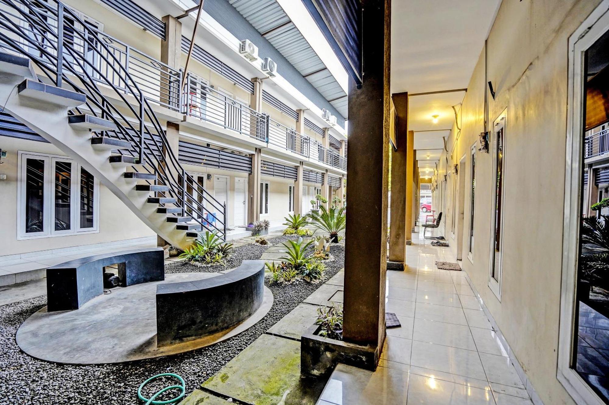 Oyo Life 92190 Arya Guest House Tulungagung Buitenkant foto