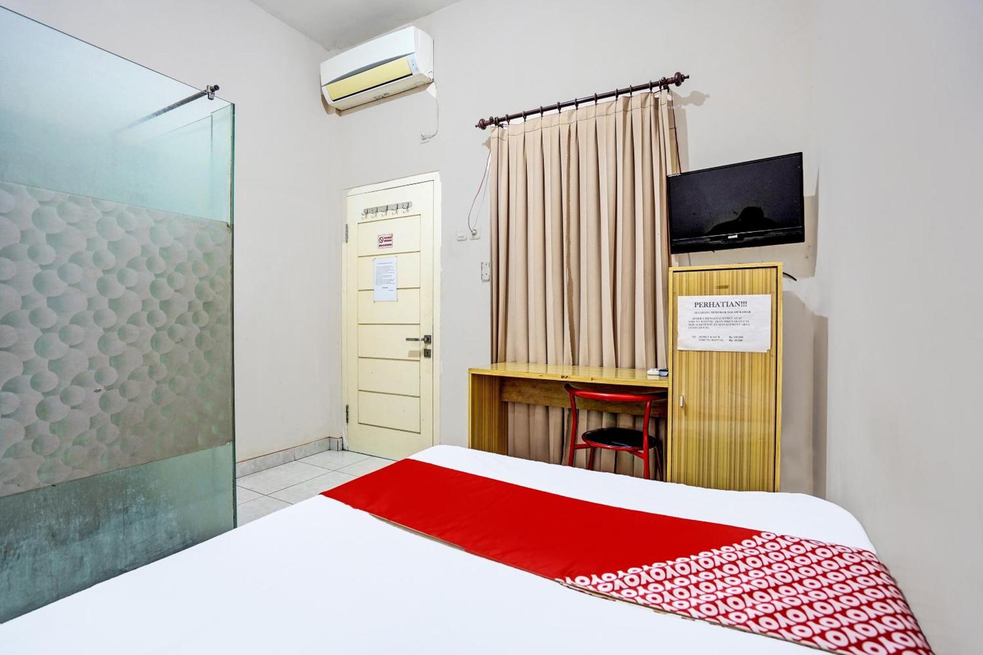 Oyo Life 92190 Arya Guest House Tulungagung Buitenkant foto