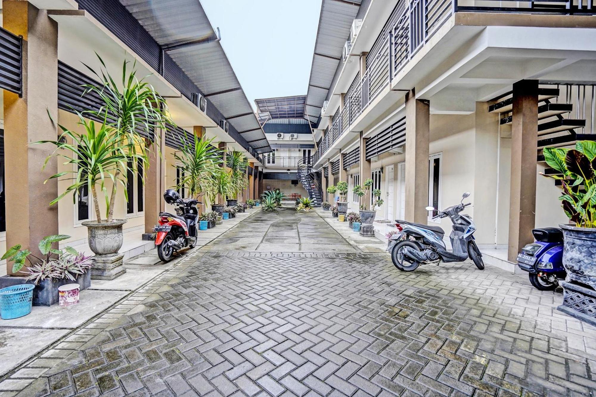 Oyo Life 92190 Arya Guest House Tulungagung Buitenkant foto