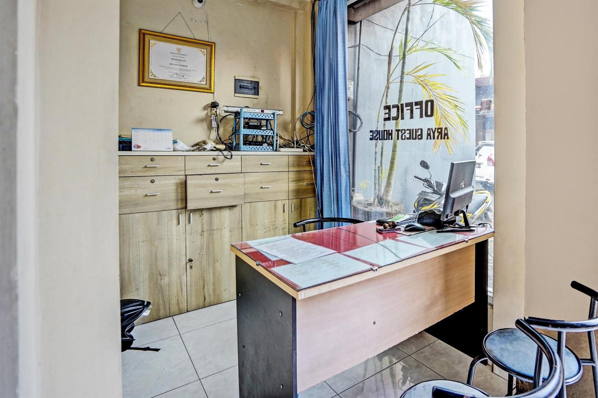 Oyo Life 92190 Arya Guest House Tulungagung Buitenkant foto