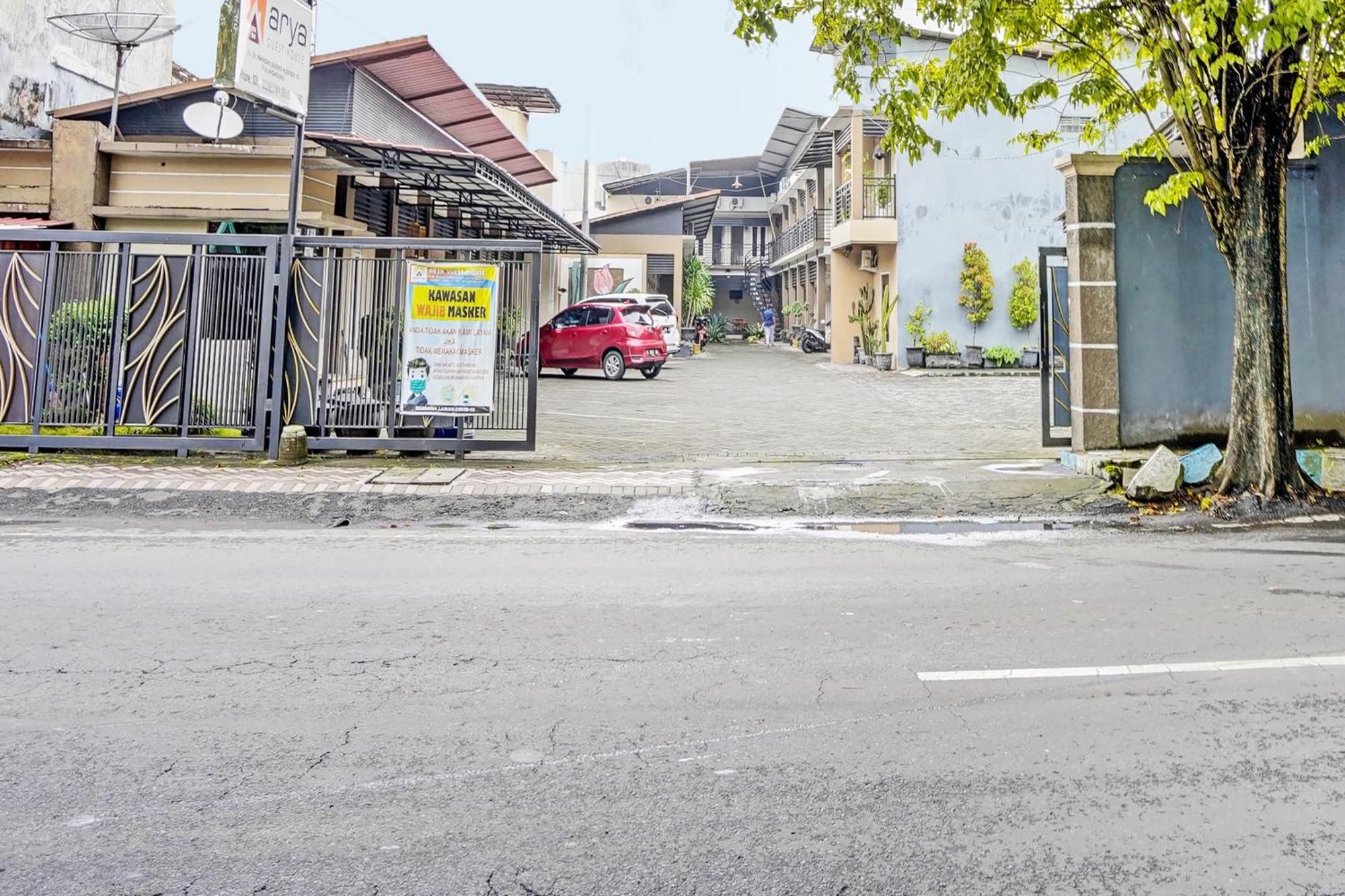 Oyo Life 92190 Arya Guest House Tulungagung Buitenkant foto