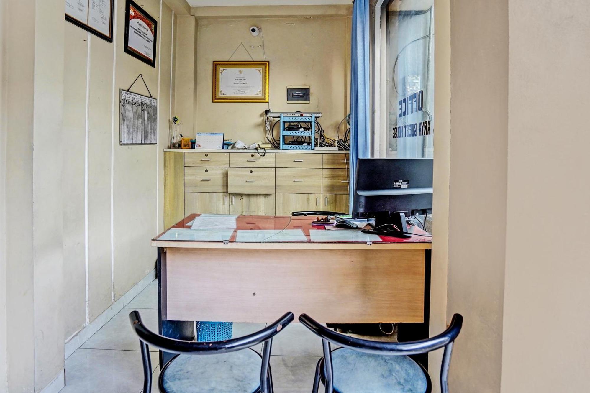 Oyo Life 92190 Arya Guest House Tulungagung Buitenkant foto